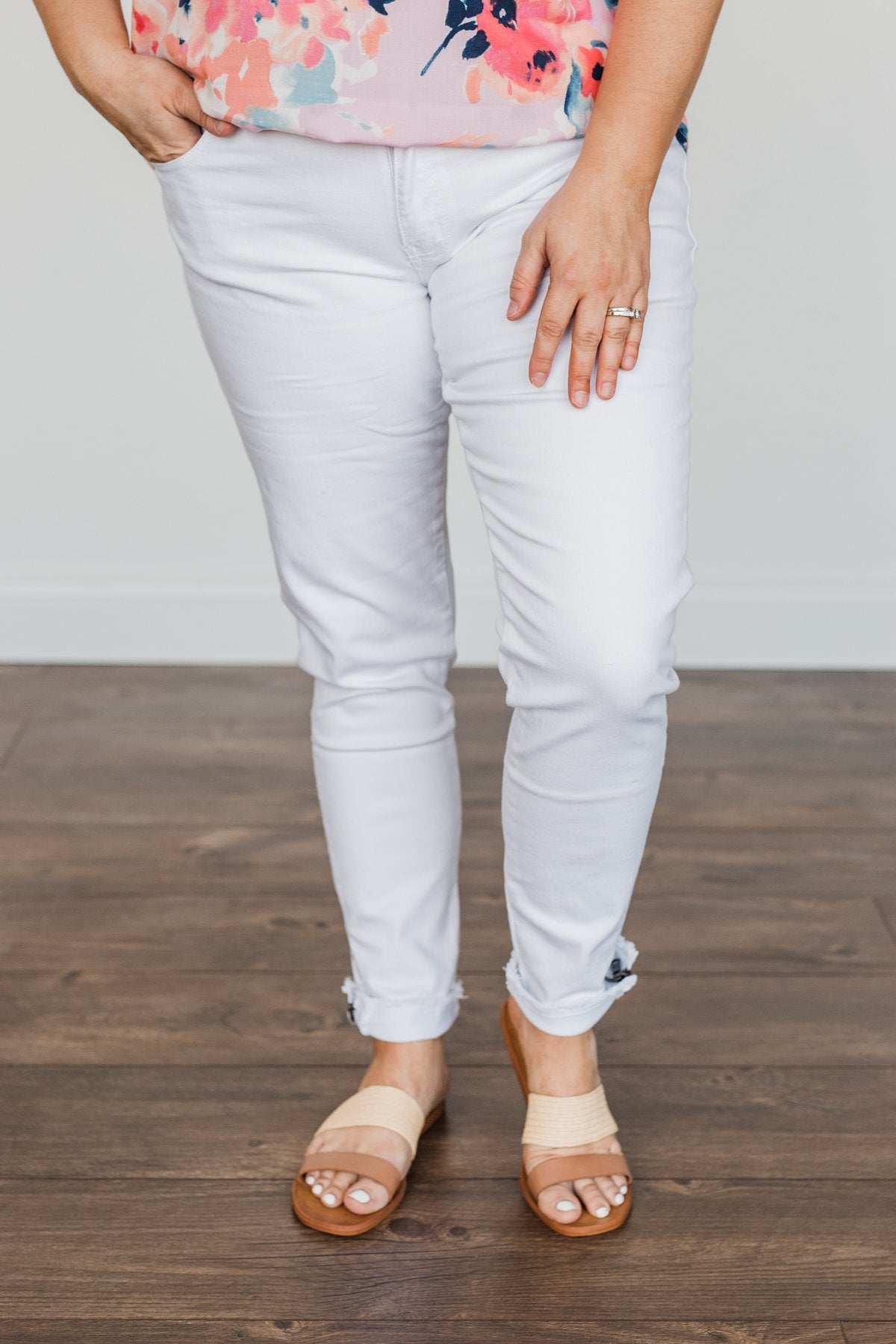 White jeans with zippers at fashion ankles