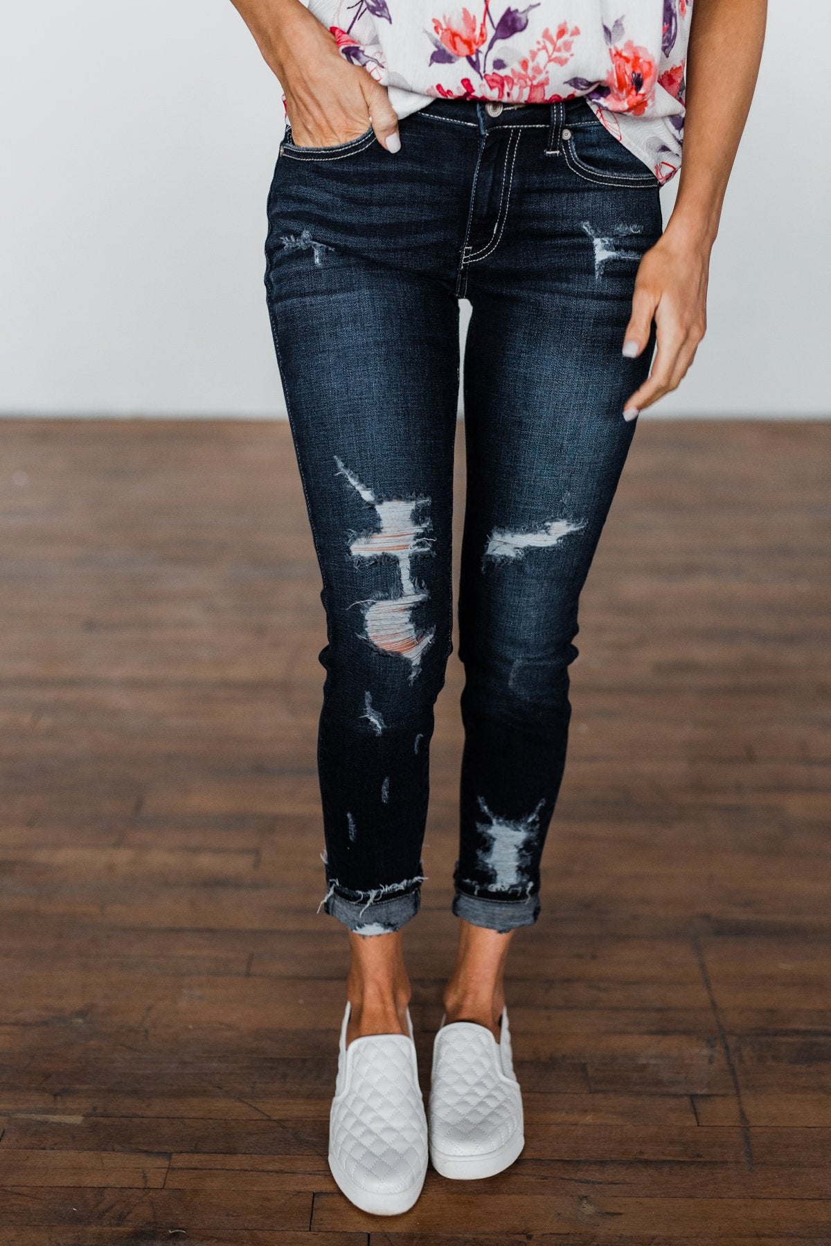 Outlet Kancan Dark Wash Distressed Jeans 9/28