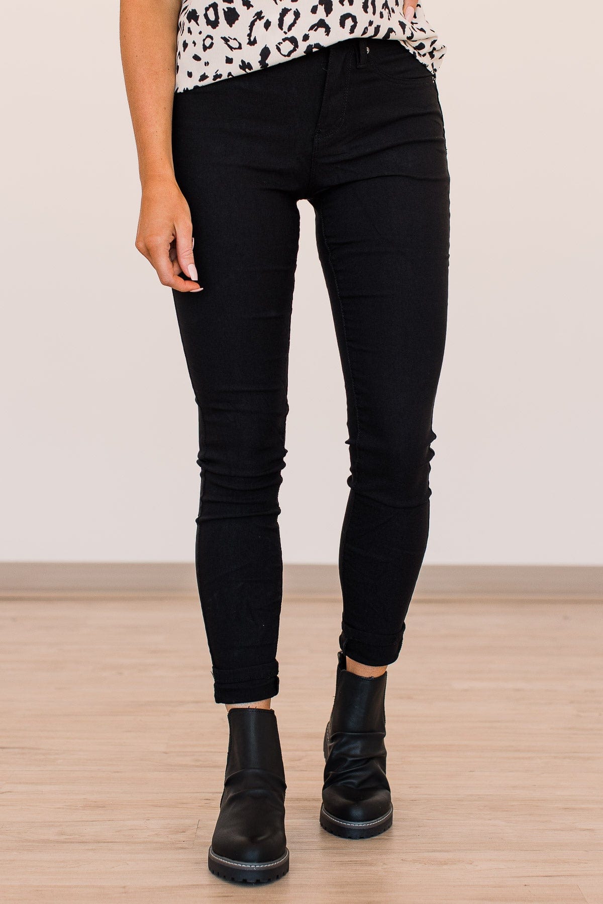 YMI Mid-Rise Jeggings- Helena Wash – The Pulse Boutique
